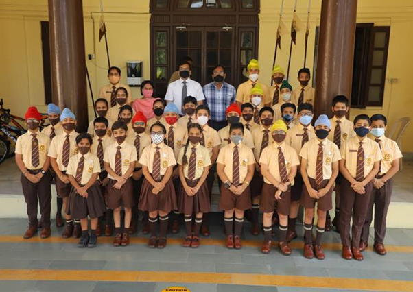 Headmaster gives Torch Badges to Junior toppers